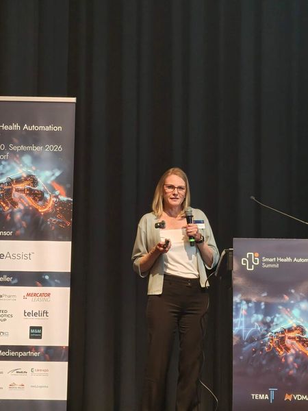 Anke Mayfarth ist Managing Director und Co-Founder bei Tediro Healthcare Robotics GmbH. Sie stellt das Roboterassistenzsystem „Thery“ vor. (Bild: © Serina Sonsalla)