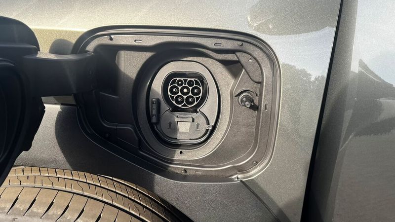 Der E-Vitara kann mit 11 kW Wechselstrom laden. Mit der kleinen Batterie braucht er dann 4,5 Stunden, um von 10 auf 100 Prozent zu laden, bei der großen Batterie 5,5 Stunden. DC-Laden geht mit 90 kW. Dann lädt das Fahrzeug innerhalb von 45 Minuten von 10 auf 80 Prozent. (Bild: Simon – VCG)