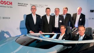 Bilanz-Pressekonferenz 2016: Bosch präsentierte Rekord-Geschäftszahlen für das Jahr 2015 und den bisherigen Verlauf des Jahres 2016 am Bosch-Forschungscampus in Renningen. Die Geschäftsführung, von links nach rechts. Im ShowCar: Dr. Stefan Asenkerschbaumer (stellvertretender Vorsitzender), Dr. Volkmar Denner (Vorsitzender). Hinter dem ShowCar: Dr. Rolf Bulander, Christoph Kübel, Dr. Werner Struth, Uwe Raschke, Dr. Stefan Hartung. (Bild: Bosch)