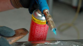 Durch die Verwendung bleihaltiger Werkstoffe und Materialien, unter anderem bei Karosserie- und Kühlerbau sowie Elektrik, wären insbesondere auf historische Fahrzeuge spezialisierte Betriebe und deren Lieferanten von einer Zulassungspflicht betroffen. (Diehl/privat)