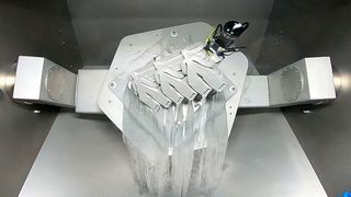 Nach der Additiven Fertiung eines Bauteils im SLM-Verfahren folgt die Entpulverung. Dafür hat EOS zwei Maschinen von Solukon installiert. (Solukon)