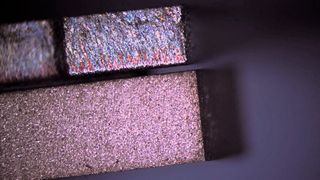 Höhere Schnittqualität bei Kupferteilen:  Das 2 mm dicke Blech (oben) wurde per Laser geschnitten, das 3 mm dicke Werkstück (unten) durch Mikrowasserstrahlschneiden. Bild: Daetwyler/Fehrentz (Archiv: Vogel Business Media)