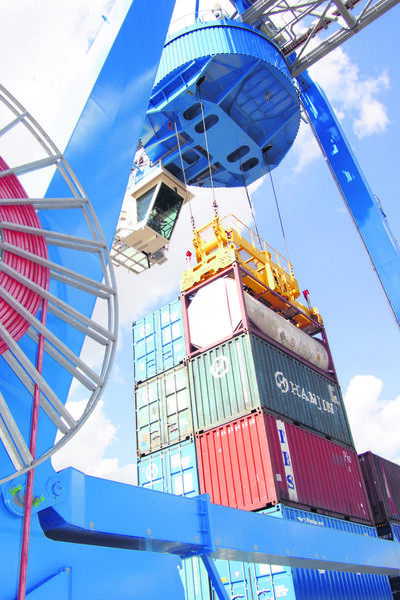 Moderne Containerterminals fungieren als vielseitige Güterverkehrszentren. Hier werden die Container zwischen Schiff, Bahn und Lkw umgeladen. Bild: Tatje (Archiv: Vogel Business Media)