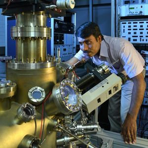 Abb. 2: Physiker Gopakumar bei der Arbeit mit schaltbaren Molekülen am Rastertunnelmikroskop.