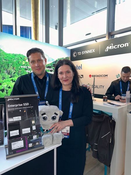 Cloudi hat noch weitere Fans angelockt und zwar Björn Parnitzke (Micron) und Julia Mitterdorfer (TD Synnex). (Bild: Vogel IT-Medien GmbH)