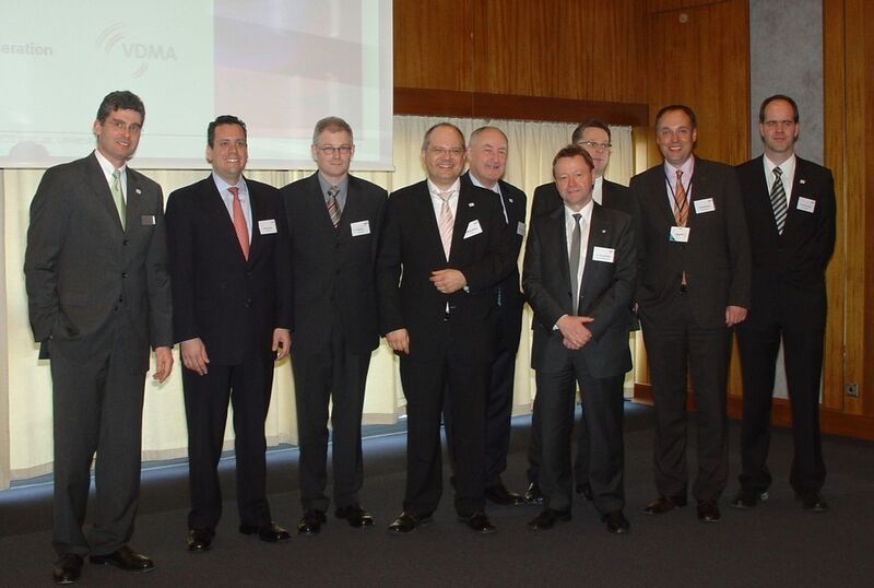 Der neue Vorstand der OE-A (v.l.n.r.): Dr. Klaus Hecker (OE-A Managing Director), Andrew Hannah (Plextronics Inc., Vice Chairman OE-A), Dr. Ralf God (ASEM GmbH), Wolfgang Mildner (PolyIC GmbH & Co., Chairman OE-A), Prof. Dr. Reinhard Baumann (pmTUC), Dr. Udo Bechtloff (KSG Leiterplatten GmbH), Prof. Dr. Arved C. Hübler (printed systems GmbH), Philipp Weissel (plastic electronic GmbH), Dr. Michael Heckmeier (Merck Chemicals Ltd.) (Archiv: Vogel Business Media)