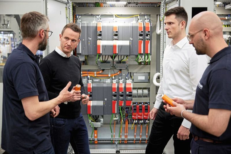 In enger Zusammenarbeit entwickelten Gabler Thermoform und SEW-Eurodrive ein neues Energie- und Antriebskonzept für die M100 Evo. (Bild: SEW Eurodrive)