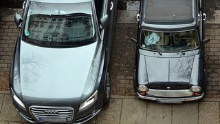 Der Streit um größere Fahrzeuge, die beim Parken in den Innenstädten mehr Platz benötigen, beschäftigt auch das Kfz-Gewerbe Hessen. Die DUH fordert für SUVs höhere Parkgebühren. (Bild: frei lizenziert)