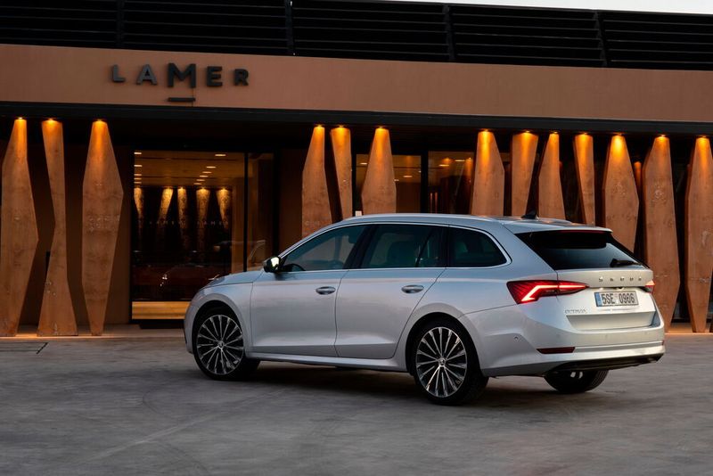 Die Heckleuchten bieten eine markante und eigenständige LED-Grafik. (Skoda)