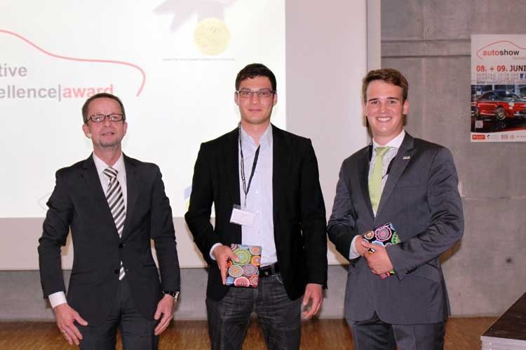 Die diesjährigen Preisträger des „Automotive Excellence Awards“: Philipp Schultheiß und Tobias Riedel (v. r.) aus dem HfWU-Bachelor-Studienprogramm, zusammen mit Prof. Stefan Reindl (l.). (Foto: IFA)