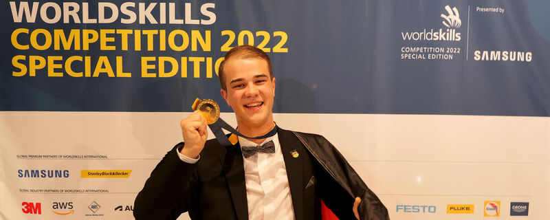 Der deutsche Kfz-Mechatroniker Stefan Mißbach erkämpfte sich bei den Worldskills 2022 Special Edition in Dresden eine Goldmedaille.