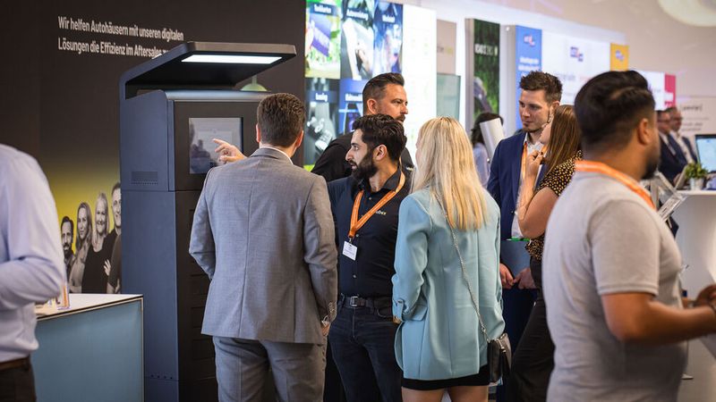 Seine Messepremiere feierte die Outdoorvariante des Tjekvik-Auftragsterminals am Stand von Aubex. Das Terminal ist wetterfest und einbruchssicher – so macht es eine echte 24-Stunden-Fahrzeugannahme möglich. (Bild: Stefan Bausewein)