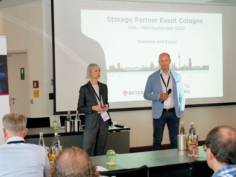 Claire Harding (Broadcom) und Davide Villa (WD) begrüßen die Teilnehmer. (Bild: Broadcom / WD)