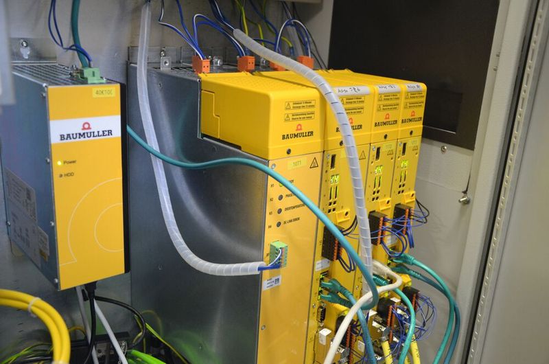 Die luftgekühlten Doppelachsregler B-Maxx 5300 (rechts) mit integrierter Sicherheitstechnik ermöglichen eine hohe Positionsgenauigkeit und Geschwindigkeitsregelgüte. Die B-Maxx-PCC-04-Steuerung (links) erledigt anspruchsvolle hochsynchrone Steuerungsaufgaben. (Bild: Baumüller)