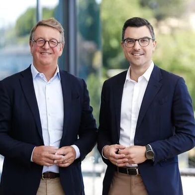 Billion und Engel, bekannt für innovative Spritzgießtechnik für Kunststoffe, informieren, dass ab sofort kooperiert wird. Von links: Korbinian Kiesl, CEO von Billion, und Stefan Engleder, der CEO von Engel Austria, nach der Abmachung. Davon sollen auch die Anwender profitieren. . Her mehr dazu ... (Bild: Engel Austria)