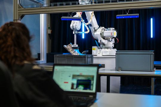 ABB Robotics bringt mit Fashion Inductor und AI Robot Trainer seine erste durchgängige Physical-AI-Lösung für industrielle Anwendungen auf den Markt. (Bild:  ABB Robotics)