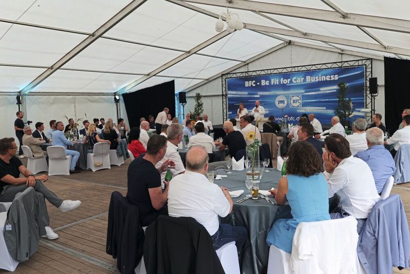 Dazu waren zahlreiche Gäste aus der Kfz-Branche nach Northeim gekommen. (Bild: Büttner – VCG)