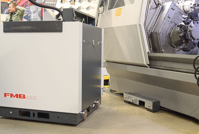 Einfach zuverlässig koppeln: Über den Bahnhof positioniert und verbindet sich das Basis­modul selbsttätig zur Daten- und Energieübertragung.  (Bild: FMB / Konrad Mücke)