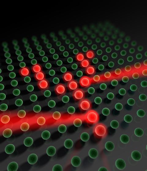 Abb. 1: Mit Hilfe eines Laserstrahls können einzelne Atome im Lichtgitter gezielt adressiert und deren Spinzustand verändert werden. Die Forscher konnten so eine vollständige Kontrolle über die einzelnen Atome erreichen und beliebige zweidimensionale Muster aus einzelnen Atomen „schreiben“.  (Bild: MPQ)