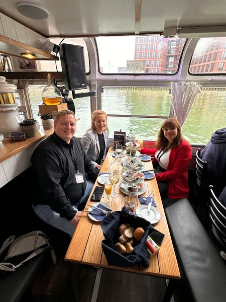 (l.) Claus Quasdorf (LG) mit Debora Bertram (Pro-Cure) und Sarah Ebell (DELO). (Bild: Vogel IT-Medien GmbH)