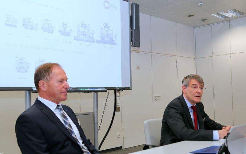 Hermle-Vorstände Alfons Betting (links) und Franz-Xaver Bernhard auf der Pressekonferenz anlässlich der Hermle Hausausstellung 2016. (Anne Richter, SMM)