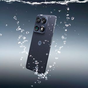 Das Motorola Signature ist zertifiziert nach IP68 und IP69 und kann bis zu einer halben Stunde in bis zu 1,5 Meter tiefem Süßwasser liegen, ohne beschädigt zu werden. (Bild: Motorola)