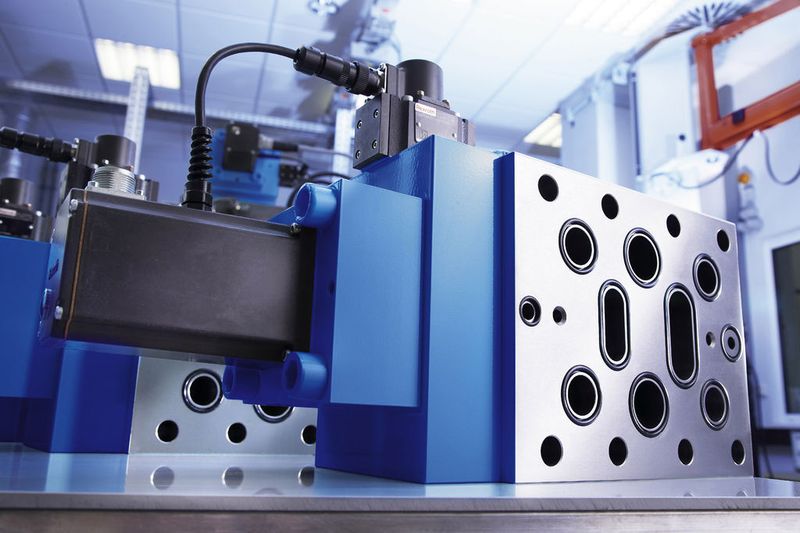 Hydraulische Steuerung ersetzt mechanische Nockenwelle. Als Kernkomponente übernimmt das FIVA-Ventil von Rexroth das Formen des Einspritzverlaufes und die Steuerung des Auslassventils.  (Bild: Bosch Rexroth)