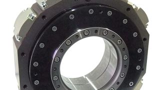 Das Mittenlager von Hyprostatik Schönfeld hält Werkstücke mittig auf Dreh- und Schleifmaschinen, sodass eine beidseitige Bearbeitung in nur einer Aufspannung möglich ist.  (Hyprostatik Schönfeld)