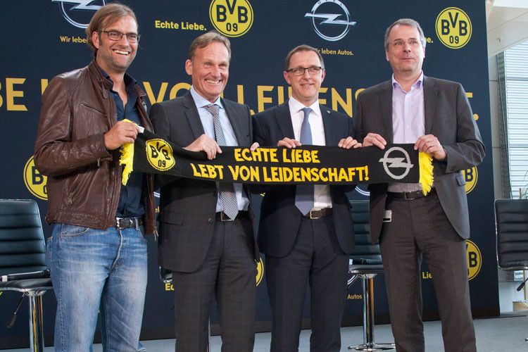 Freuen sich über den PR-Deal (von links): Jürgen Klopp, Hans-Joachim Watzke (beide Borussia Dortmund), Thomas Sedran (Opel) und Wolfgang Schäfer-Klug (Opel-Betriebsrat). (Foto: Opel)