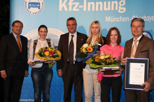 Ausgezeichnete Automobilkauffrauen der Innung München-Oberbayern: (v.li.) Obermeister Hans Medele, Andrea Schusser, Klaus Philipp (Auto Kölbl), Lisa Wimmer, Lisa Heuberger, Werner Huttner (Autohaus Huttner). (Foto: Innung)