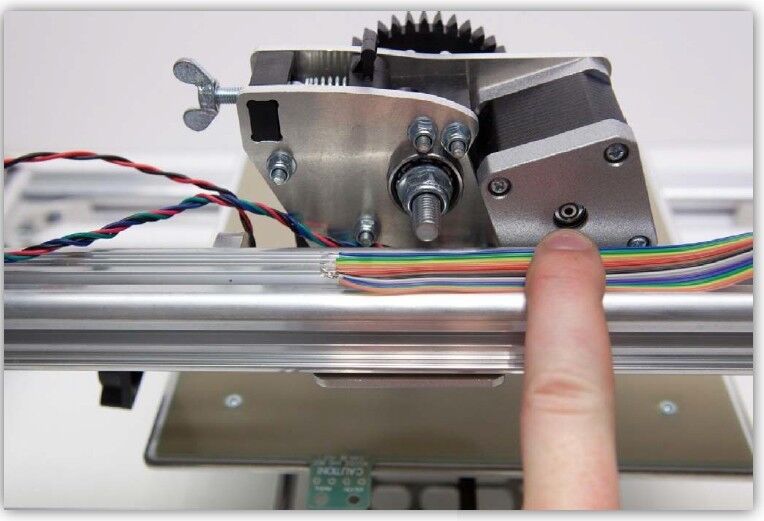 Der 3D-Drucker Velleman K8200 im Aufbau: Befestigung der Kabel (Bild: Velleman nv)