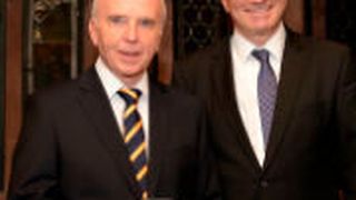 Der Oberbürgermeister von Freiburg, Dr. Dieter Salomon, übergibt Franz-Xaver Grünwald im Auftrag des Ministerpräsidenten die Staufermedaille. (Foto: Autohaus Gehlert)