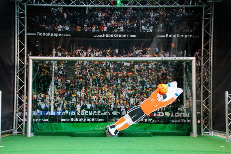 Nach der Berechnung der voraussichtlichen Ballposition auf Torebene bringt ein Hochleistungsmotor die Torwart-Figur in die richtige Abwehrposition. (4attention)