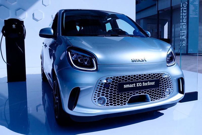 Die überarbeiteten Smart-Modelle kommen unter anderem mit einem neuen Frontgrill. (Rehberg/»kfz-betrieb«)