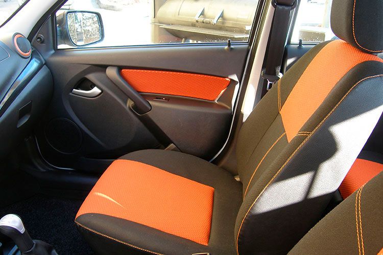 ... innen mit den farbigen Sitzen auf Lifestyle. (Foto: Grimm)