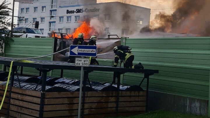 Ausgebrochen war das Feuer in voller Fahrt. Zum Stehen kam der Autozug im Butzbacher Bahnhof.  (Bild: Feuerwehr der Stadt Butzbach)
