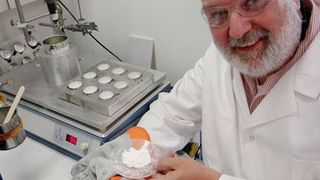 In einem Spezial-Heizblock haben Prof. Dr. Klaus-Uwe Koch und sein Team über 300 Rezepturen für Bio-Haftschmelzklebstoffe entwickelt. Der Bio-Anteil kommt dabei aus pflanzlichen Stärkemolekülen. (Westfälische Hochschule)