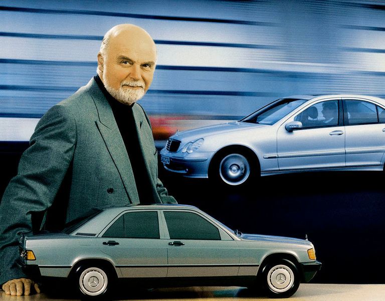Bruno Sacco, bis 1999 verantwortlich für das Design der Mercedes-Benz Personenwagen, mit einem Modell der Mercedes-Benz Kompaktklasse-Limousine der Baureihe W 201 (Bauzeit von 1982 bis 1993). (Daimler)