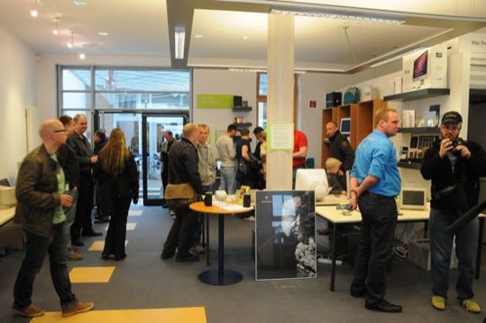 Interessierte Besucher drängen sich um die Homecomputer-Veteranen.(Computermuseum Oldenburg)