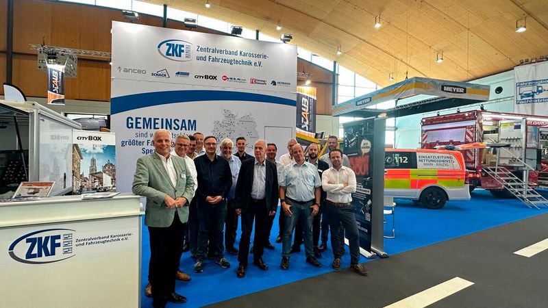 ZKF-Vizepräsident Claus Evels (li.) freute sich über die rege Beteiligung von Mitgliedsbetrieben am ZKF-Gemeinschaftsstand. (Bild: Diehl | VCG)