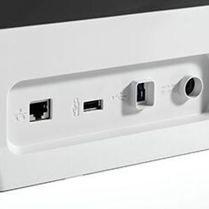 Neben einem USB-3.0-Host-Anschluss für den direkten Anschluss an einen Rechner verfügt der Brother ADS-4500W über einen Fast-Ethernet-Port, eine USB-Buchse für Speichermedien sowie über WLAN.(Bild:  Brother)