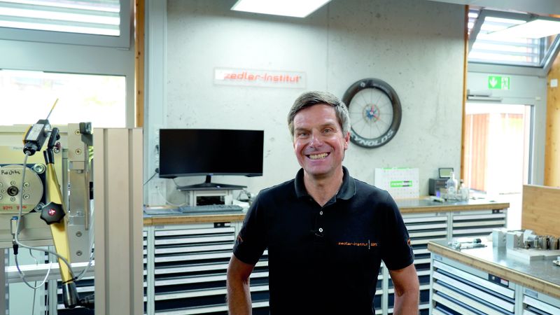 Dirk Zedler, Gründer, Prüfexperte und Sachverständiger des Zedler – Instituts für Fahrradtechnik und -Sicherheit hat seine Leidenschaft zum Beruf gemacht.  (Bild: Zedler-Institut/Norelem)