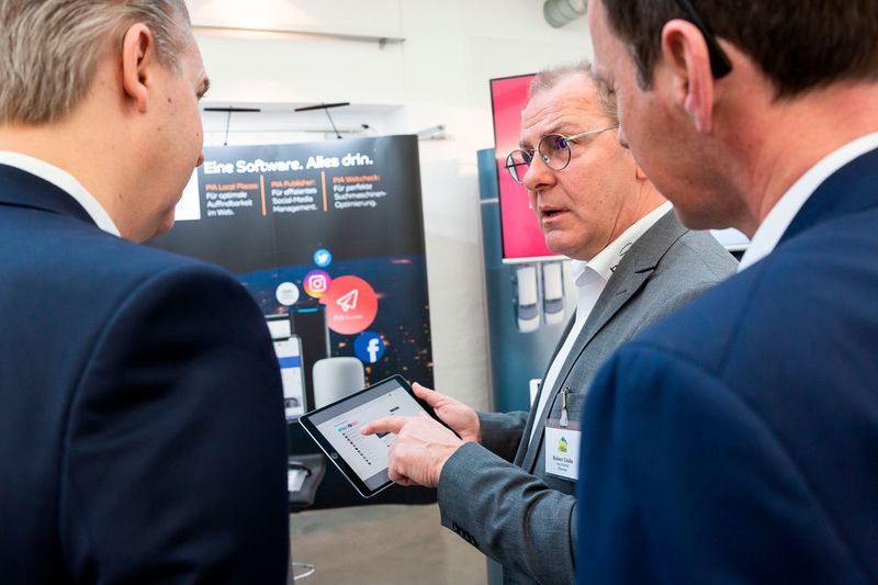 Rainer Linke, Geschäftsführer von Two S, stellte seine Neuentwicklung PIA.media vor. Damit können Händler über eine Software alle Social-Media-Kanäle erreichen und verwalten.  (Bild: Stefan Bausewein)