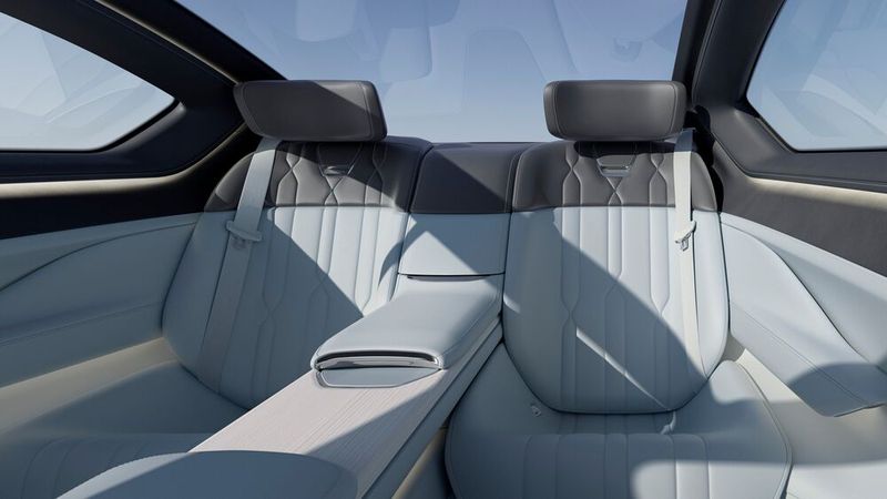 Der Fond des Vision BMW Alpina bietet hohen Reisekomfort. Das extrem große Panoramaglasdach sorgt zudem für viel Licht im Innenraum (Bild: BMW)
