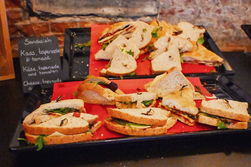Zum Mittagstisch wurden typisch niederländische Sandwiches gereicht. (Bild: Juliane Buch / Smart Documents)