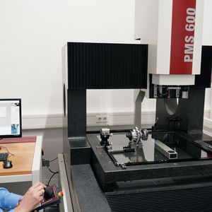 Und die PMS wird als Standardmaschine mit einem sehr vielfältigen Ausbauprogramm angeboten. Jeder Nutzer kann sie explizit auf seine Anwendung hin zu einem spezifischen System anpassen. Direkt neben der PMS 600 befindet sich der Messprojektor des Typs MV 360.