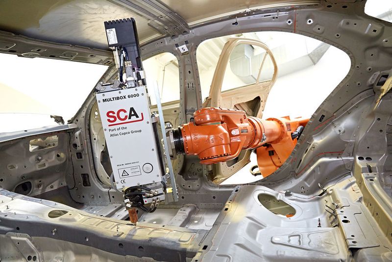 Die Automobilindustrie fragte bei Atlas Copco 2015 deutlich mehr Montagesysteme sowie Klebe- und Dosiertechnik nach als im Jahr zuvor. Im Bild eine Anwendung aus dem Hause SCA. Das Brettener Unternehmen gehört seit 2011 zu Atlas Copco. (Bild: SCA)