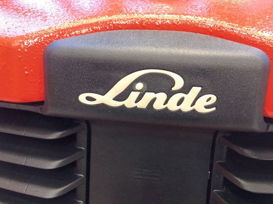 Zusammen mit der Technischen Hochschule Aschaffenburg hat Linde Material Handling daran geforscht, ob und wie sich autonome Gegengewichtsstapler auch für draußen realisieren lassen.(Bild:  Maienschein)