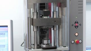 Die neue Federprüfmaschine übertrifft Normvorgaben. (Archiv: Vogel Business Media)