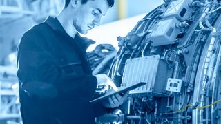 Mit Smartphones oder Tablets lassen sich bereits heute PLM und DMS mobil nutzen. Profitieren kann unter anderem der Service. (Bild: Gorodenkoff - stock.adobe.com)